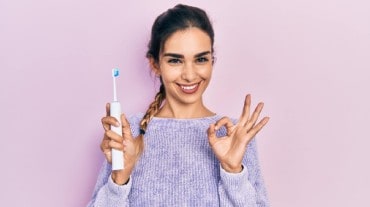 How to use an electric toothbrush